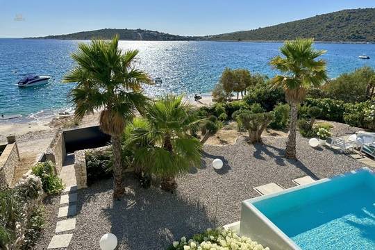 Designervilla mit Infinity-Pool in erster Reihe zum Meer