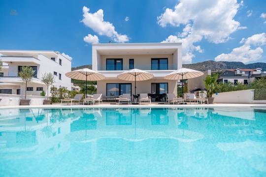 Moderne Villa mit beheiztem Pool, Meerblick und Dachterrasse