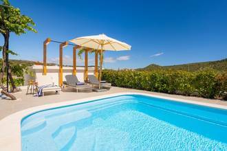 Thumbnail von Moderne Villa mit Swimmingpool und großer Terrasse