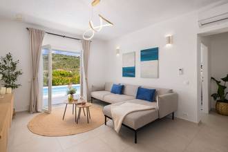 Thumbnail von Moderne Villa mit Swimmingpool und großer Terrasse