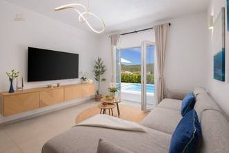 Thumbnail von Moderne Villa mit Swimmingpool und großer Terrasse