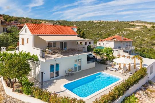 Moderne Villa mit Swimmingpool und großer Terrasse