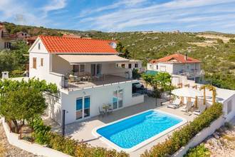 Thumbnail von Moderne Villa mit Swimmingpool und großer Terrasse