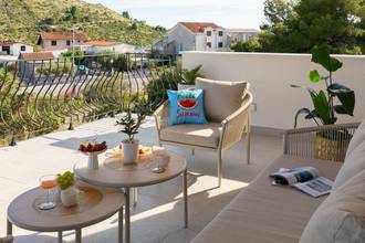 Thumbnail von Moderne Villa mit Swimmingpool und großer Terrasse