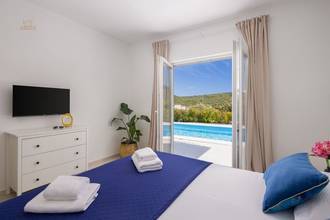 Thumbnail von Moderne Villa mit Swimmingpool und großer Terrasse