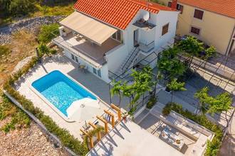 Thumbnail von Moderne Villa mit Swimmingpool und großer Terrasse