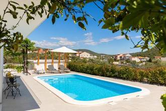 Thumbnail von Moderne Villa mit Swimmingpool und großer Terrasse