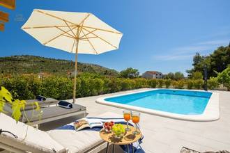 Thumbnail von Moderne Villa mit Swimmingpool und großer Terrasse