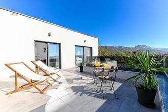 Thumbnail von Moderne Villa mit Swimmingpool und Meerblick