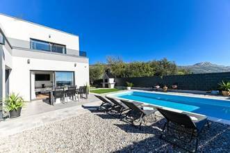 Thumbnail von Moderne Villa mit Swimmingpool und Meerblick