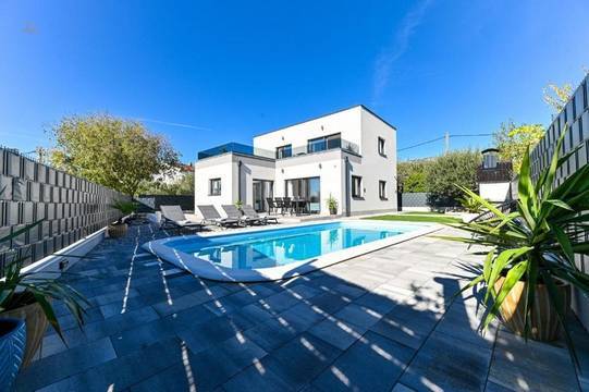 Moderne Villa mit Swimmingpool und Meerblick