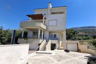 Thumbnail von Haus mit Swimmingpool und Meerblick in Strandnähe