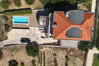 Thumbnail von Haus mit Swimmingpool und Meerblick in Strandnähe