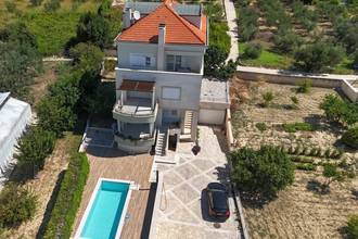 Thumbnail von Haus mit Swimmingpool und Meerblick in Strandnähe
