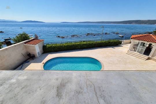 Doppelhaushälfte mit Pool in erster Reihe zum Meer