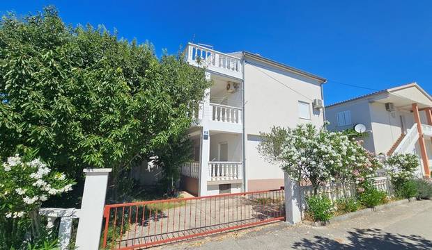 Haus mit drei separaten Wohnungen und Meerblick, 200 Meter zum Meer