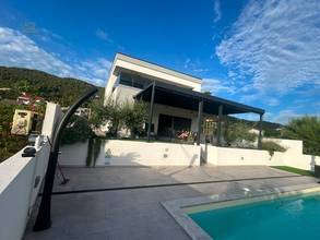 Modernes Neubauhaus mit Swimmingpool und Meerblick