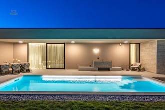 Thumbnail von Eingeschossige Designervilla mit beheiztem Pool und Meerblick