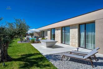 Eingeschossige Designervilla mit beheiztem Pool und Meerblick