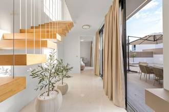 Thumbnail von Moderne, luxuriös eingerichtete Villa mit Swimmingpool und Meerblick
