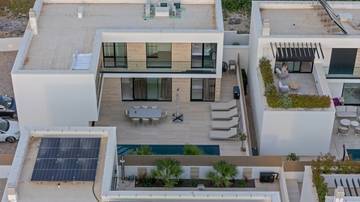Thumbnail von Moderne, luxuriös eingerichtete Villa mit Swimmingpool und Meerblick