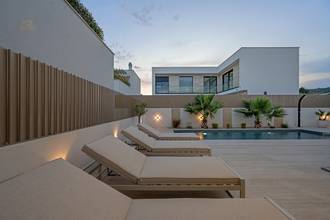 Thumbnail von Moderne, luxuriös eingerichtete Villa mit Swimmingpool und Meerblick