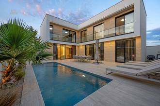 Moderne, luxuriös eingerichtete Villa mit Swimmingpool und Meerblick