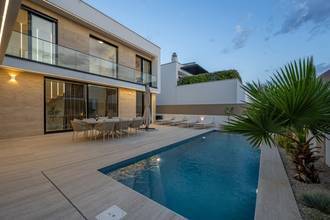 Thumbnail von Moderne, luxuriös eingerichtete Villa mit Swimmingpool und Meerblick
