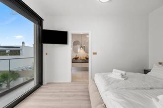 Thumbnail von Moderne, luxuriös eingerichtete Villa mit Swimmingpool und Meerblick