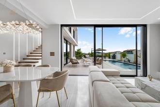 Thumbnail von Moderne Villa mit Pool und Meerblick