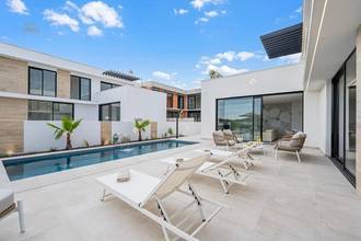 Thumbnail von Moderne Villa mit Pool und Meerblick