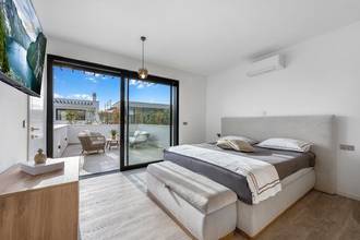 Thumbnail von Moderne Villa mit Pool und Meerblick
