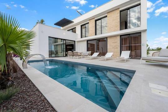 Moderne Villa mit Pool und Meerblick