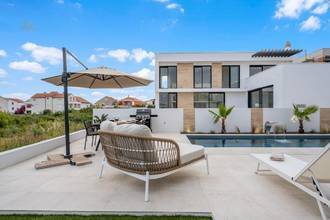 Thumbnail von Moderne Villa mit Pool und Meerblick