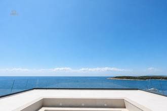 Thumbnail von Moderne Luxusvilla in erster Reihe mit Swimmingpool und Meerblick