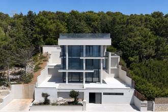 Thumbnail von Moderne Luxusvilla in erster Reihe mit Swimmingpool und Meerblick