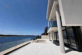 Thumbnail von Moderne Luxusvilla in erster Reihe mit Swimmingpool und Meerblick