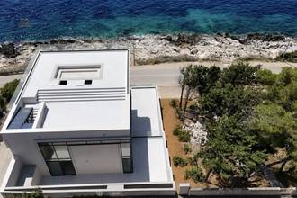 Thumbnail von Moderne Luxusvilla in erster Reihe mit Swimmingpool und Meerblick