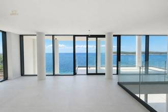 Thumbnail von Moderne Luxusvilla in erster Reihe mit Swimmingpool und Meerblick