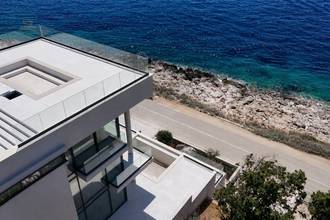 Thumbnail von Moderne Luxusvilla in erster Reihe mit Swimmingpool und Meerblick