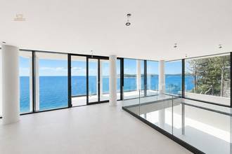 Thumbnail von Moderne Luxusvilla in erster Reihe mit Swimmingpool und Meerblick