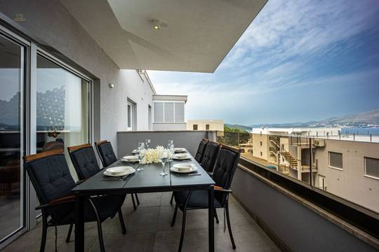 Luxuriöses Penthouse mit Pool und Meerblick