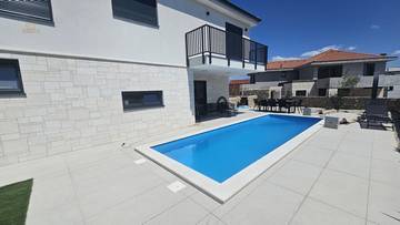 Thumbnail von Neue Doppelhaushälfte mit Swimmingpool und Meerblick nahe dem Meer