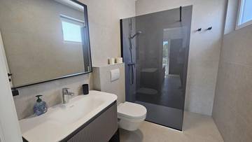 Thumbnail von Neue Doppelhaushälfte mit Swimmingpool und Meerblick nahe dem Meer