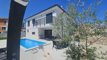 Neue Doppelhaushälfte mit Swimmingpool und Meerblick nahe dem Meer