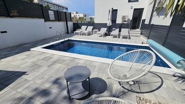 Moderne Wohnung mit beheiztem Pool, Garten und Meerblick