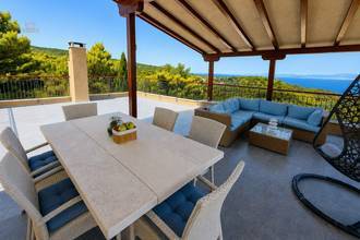 Villa mit Swimmingpool, Dachterrasse und Meerblick