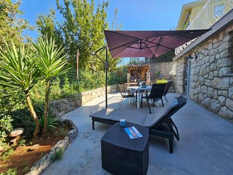 Möblierte Erdgeschosswohnung mit großer Terrasse nur 80 Meter vom Strand