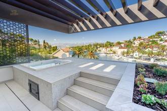 Thumbnail von Neubau-Luxusvilla mit beheiztem Infinity-Pool, Aufzug und Meerblick