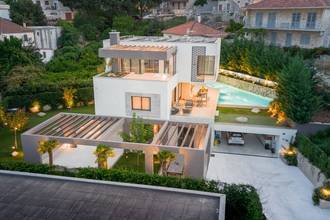 Neubau-Luxusvilla mit beheiztem Infinity-Pool, Aufzug und Meerblick